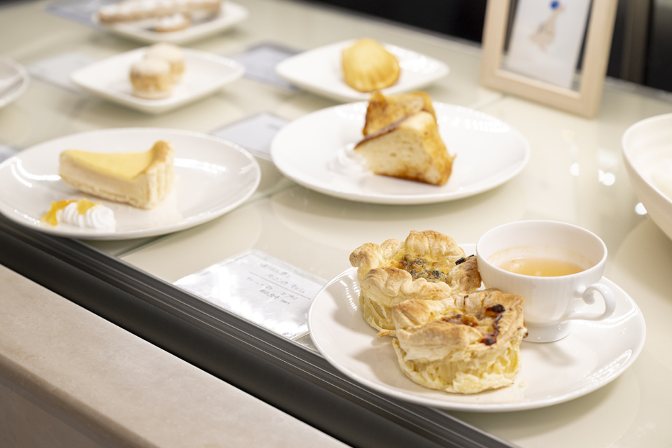 ショーケースに並ぶ金子グランシェフによる季節のガトー