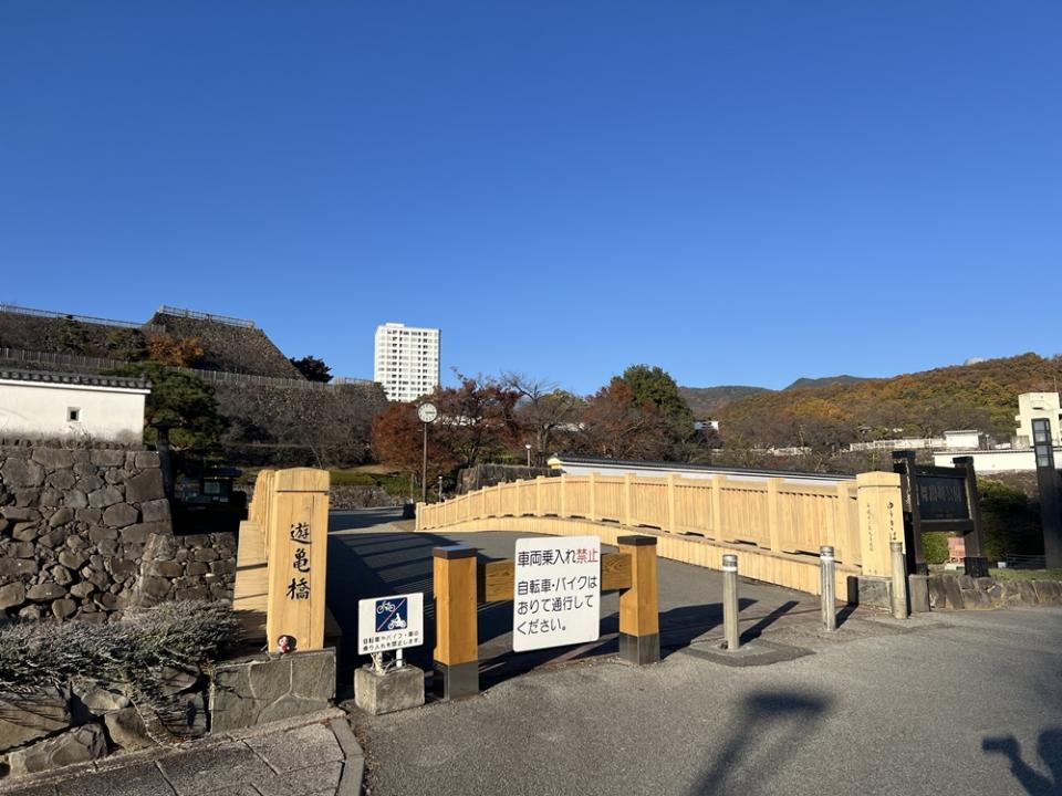 「舞鶴城公園」と遊亀橋