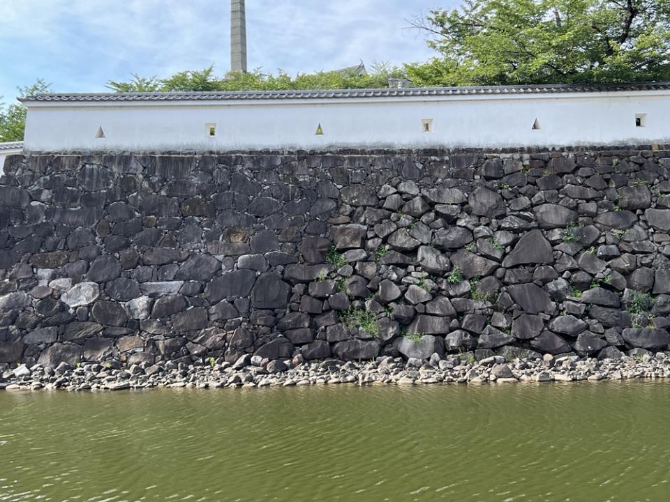 真ん中辺りを境に石垣の雰囲気がちがう