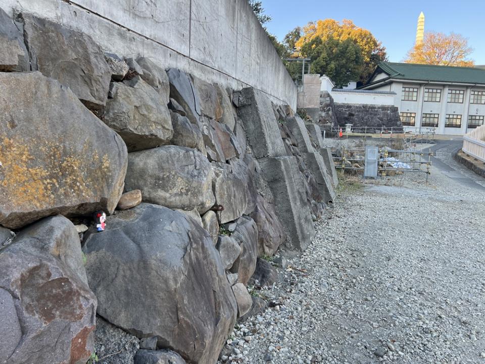 部分的に残っている南広場の石垣