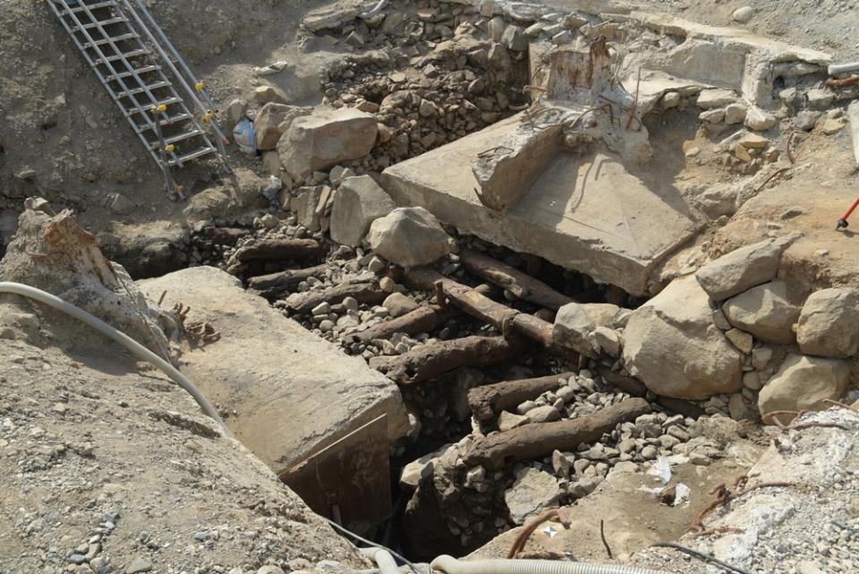 根元だけ残った石垣と胴木