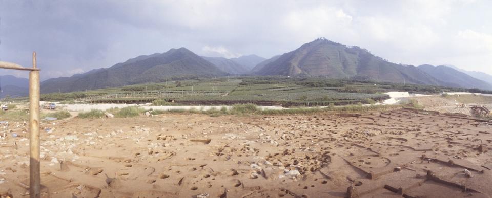山を切り拓く扇状地と釈迦堂のムラの跡