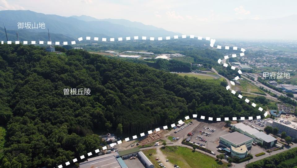 左奥は御坂山地、右は甲府盆地、中央の小高い山が曽根丘陵
