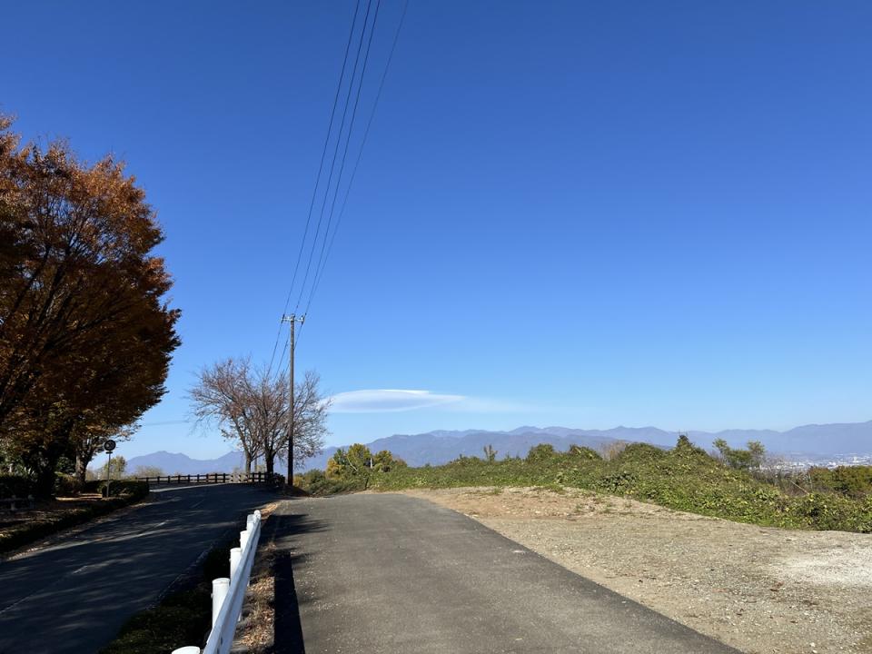 ガードレール左側の道路が発掘された場所