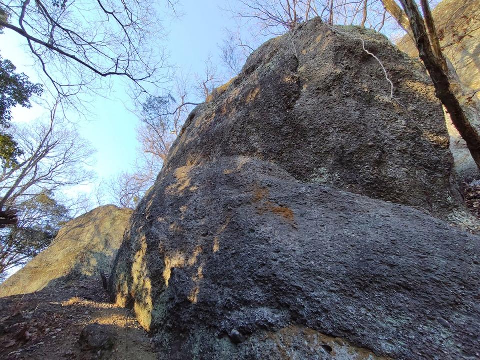 「揚城戸跡」の迫りくる巨大な礫岩