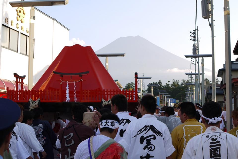 夏の赤富士を模した朱塗りの富士山型神輿「御影」